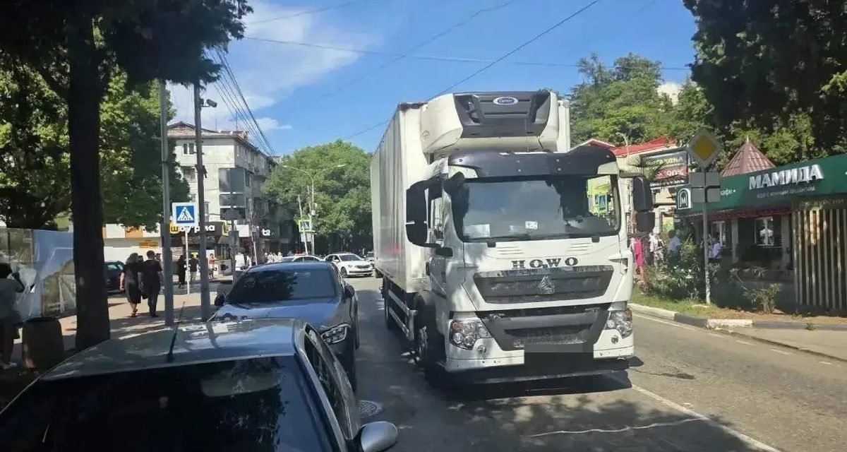 62-летняя женщина погибла под колесами рефрижератора на переходе в Лазаревском