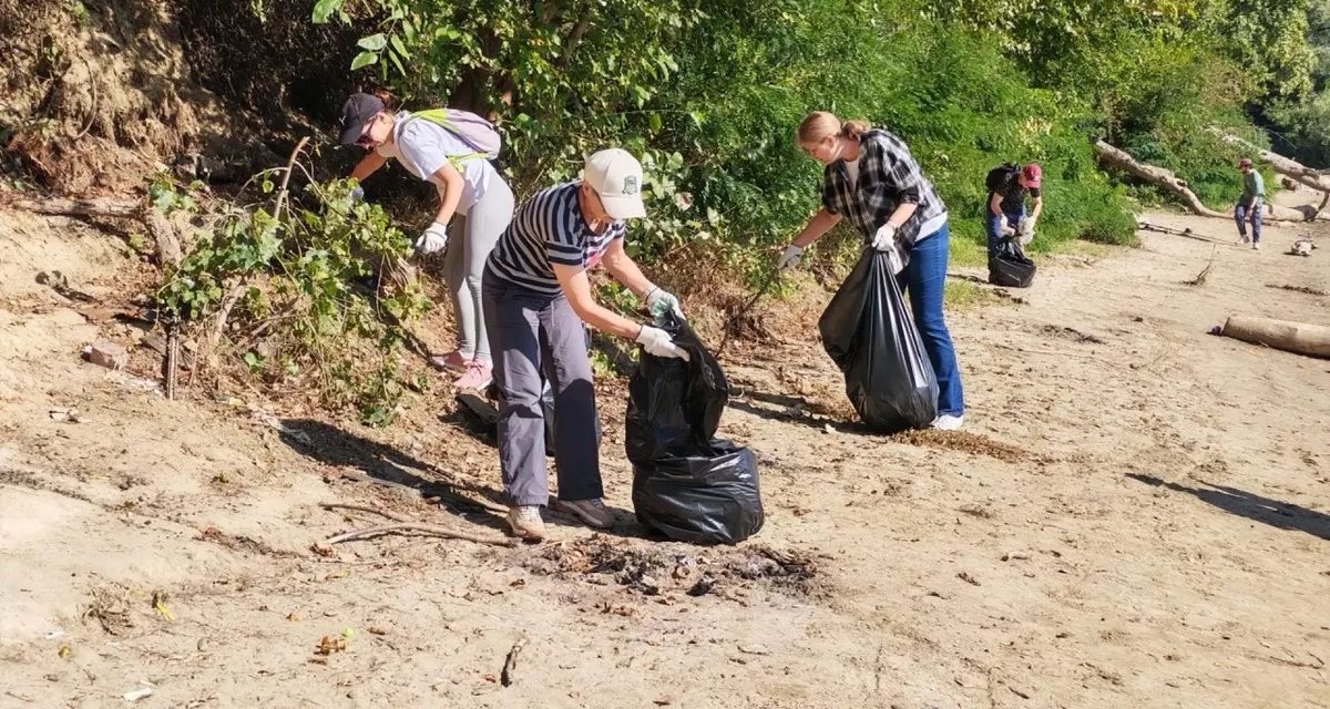 Краснодарцы семьями вышли на субботник и собрали более 670 кубометров мусора