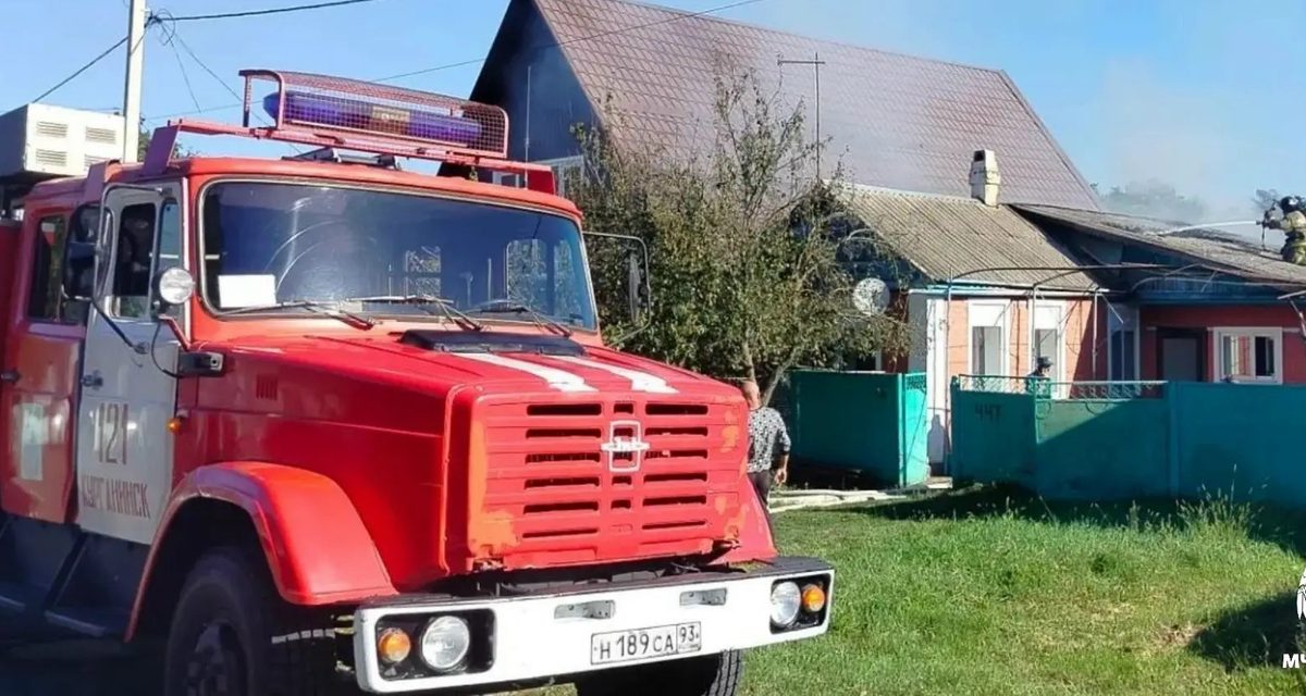 Соседи заметили пожар в доме в Курганинске и помогли спасти его от огня