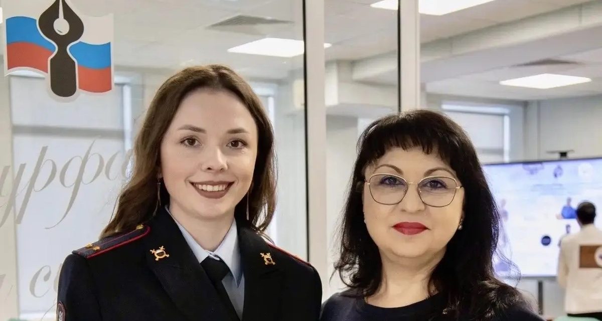 Сотрудница краснодарской полиции поблагодарила преподавательницу в День учителя