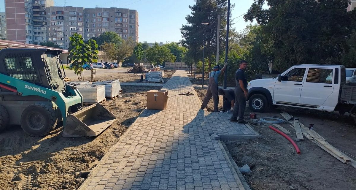 В Краснодаре благоустраивают территорию на Платановом Бульваре, 6